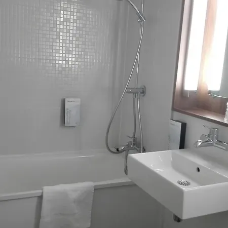 克莱蒙费朗 ～ 伊苏瓦尔钟楼酒店 伊苏瓦尔